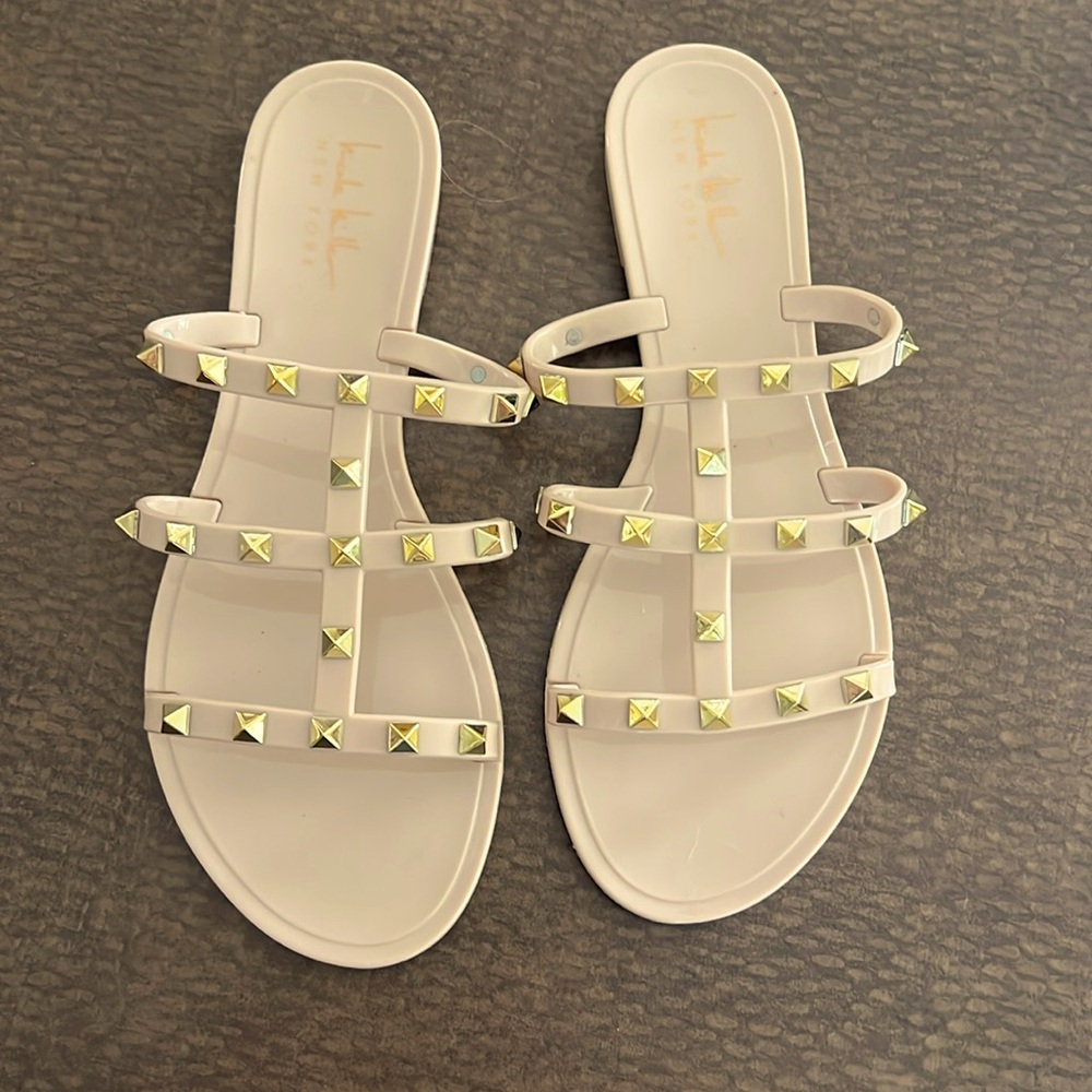 Nicole Miller Cream and Gold Studded Sandals slide on Jelly flops